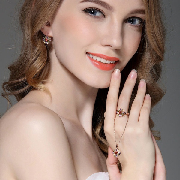 Набір прикрас: кулон і сережки Квітка з кристалами циркону