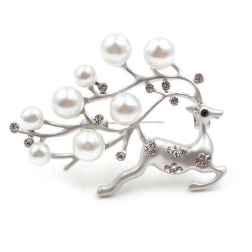 Брошь Олень с жемчужинами