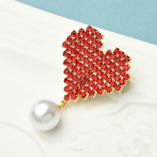 Брошь Сердце с кристаллами и подвеской