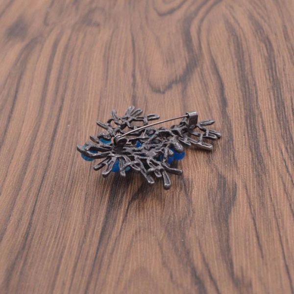 Брошь веточка с бусинами