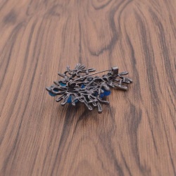 Брошь веточка с бусинами