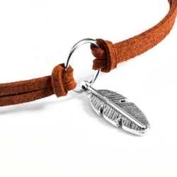 Кожаный чокер с кулоном Перо lan-319 коричневого цвета