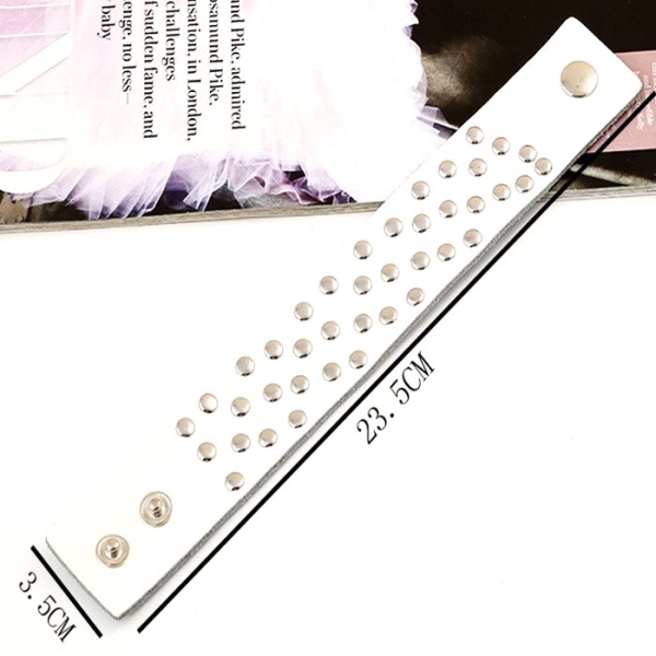 Шкіряний браслет із клепками