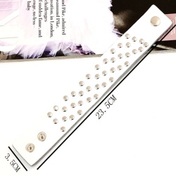 Шкіряний браслет із клепками