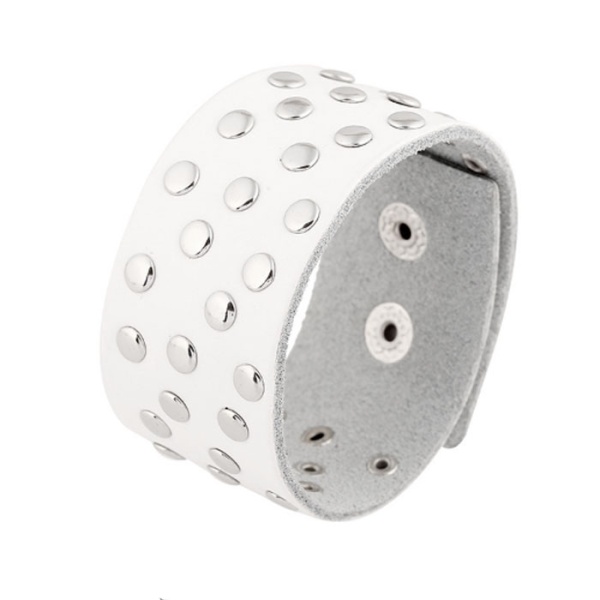 Шкіряний браслет із клепками