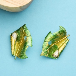 Брошка Шовкопряд у листку