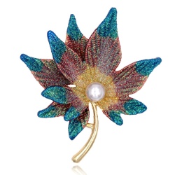 Брошь Кленовый лист с жемчужиной