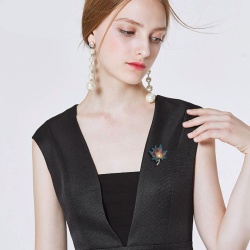 Брошь Кленовый лист с жемчужиной