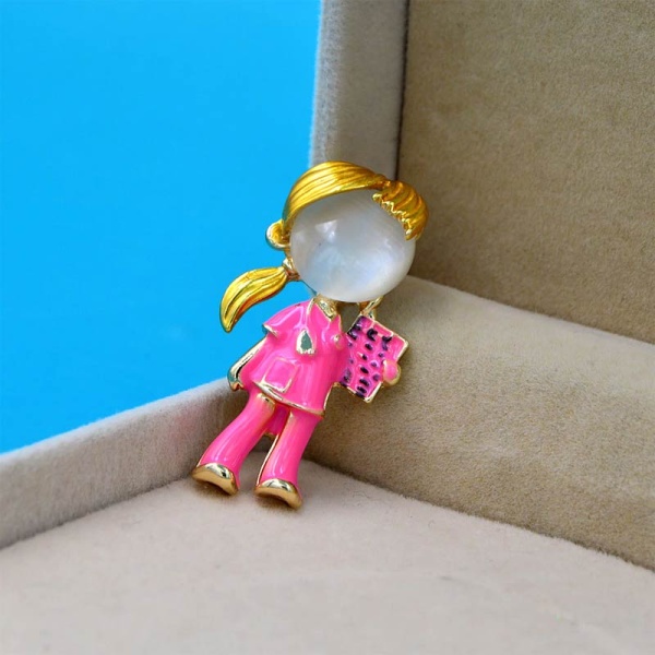 Брошка дівчина лікар рожева